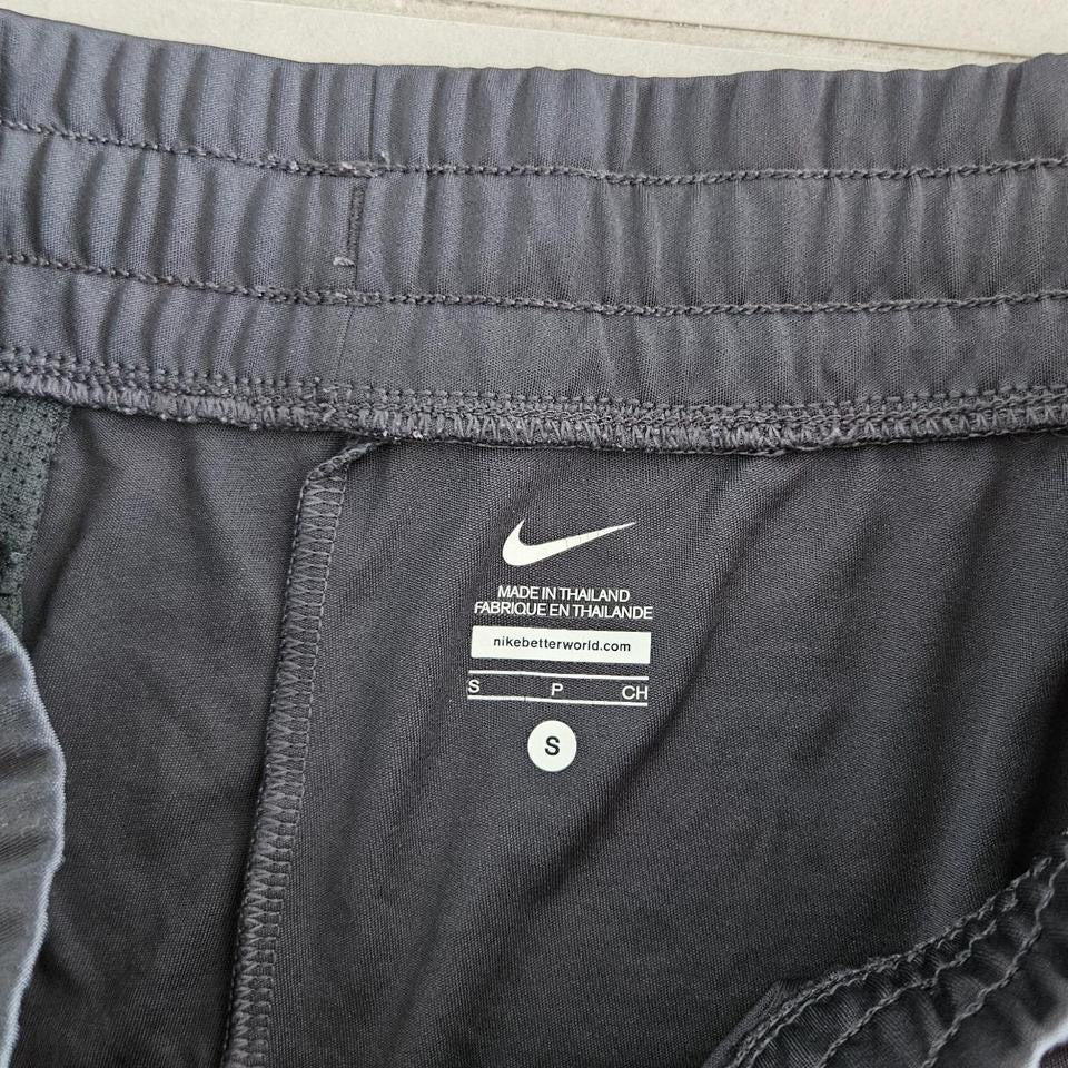Nike woman’s Sports Shorts בצבע שחור עם ורוד