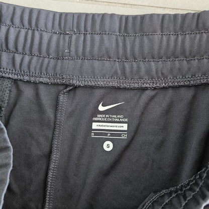 Nike woman’s Sports Shorts בצבע שחור עם ורוד