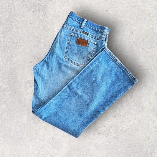 Wrangler Blue Jeans – 36x42 עם סימנים קטנים מקדימה
