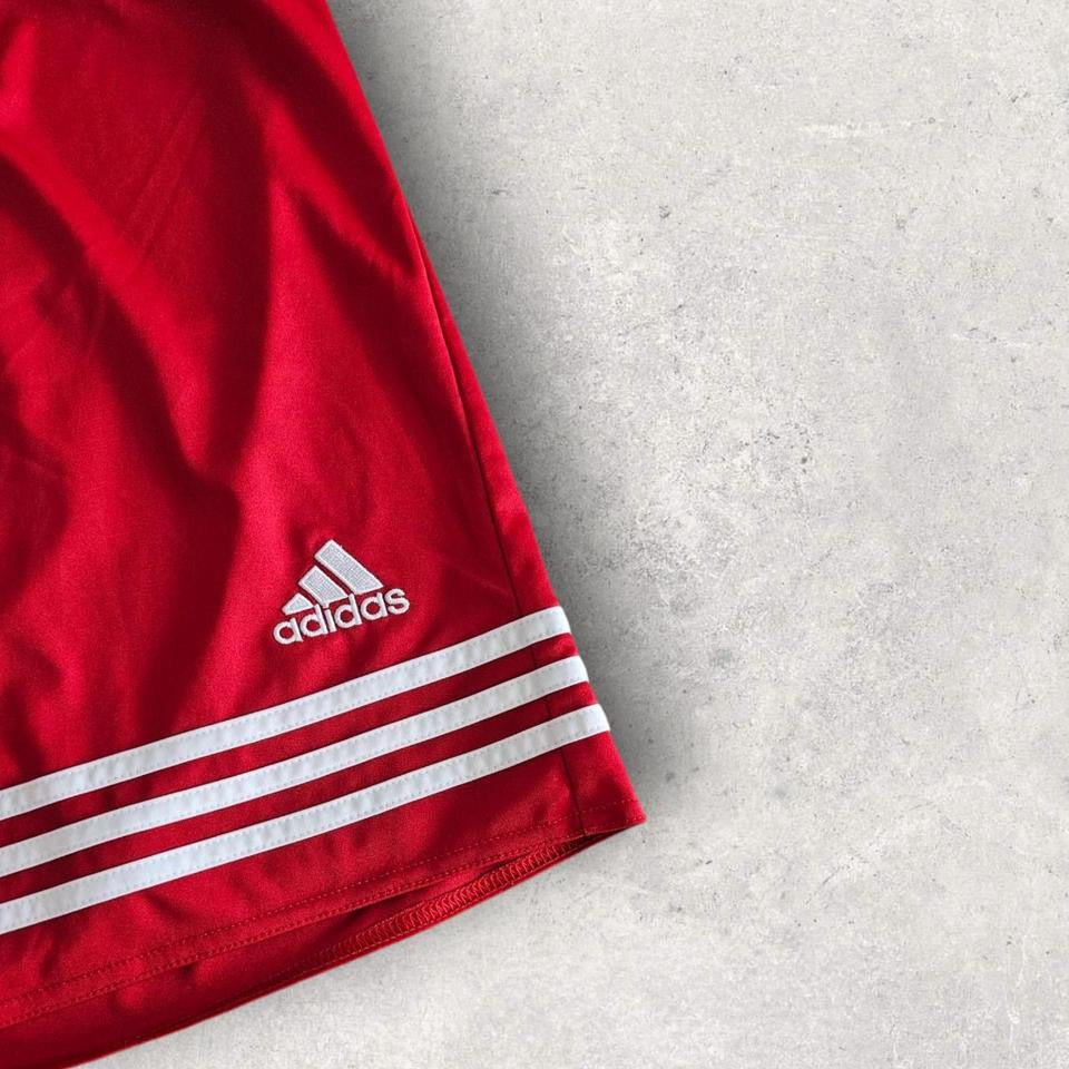 Adidas Red Sports Shorts בצבע אדום