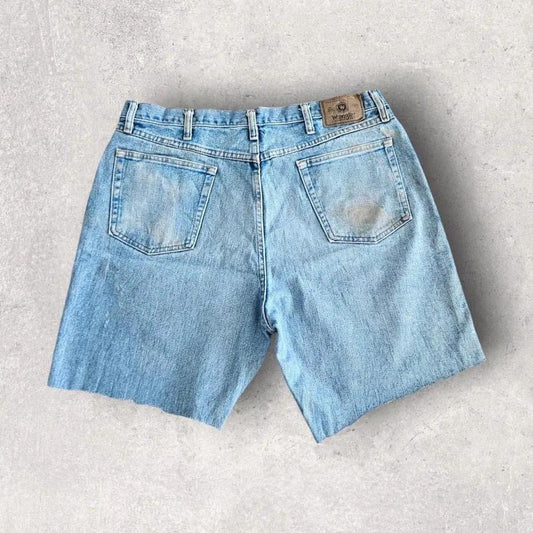 Wrangler short jeans size W38 with many stains front and back