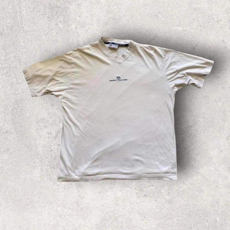 Vintage Sergio Tecchini V-neck Large חולצת וינטאג לבנה/קרם עם לוגו רקום במרכז מידות L