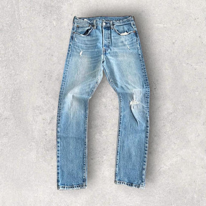Levi’s 501 Blue Jeans – 30x30 עם קרע בברך ושריטה בצד