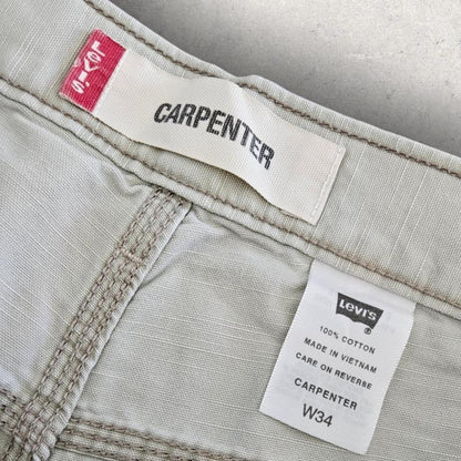 Levi’s Carpenters Jorts במידה W34 עם כתם גדול מקדימה במצב טוב