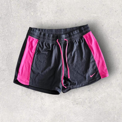 Nike woman’s Sports Shorts בצבע שחור עם ורוד