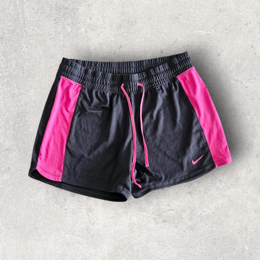 Nike woman’s Sports Shorts בצבע שחור עם ורוד