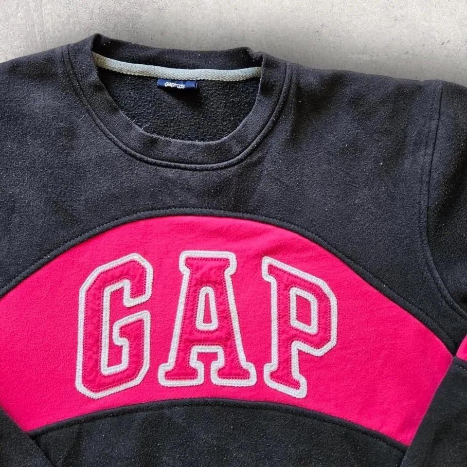 סווטשירט GAP בעיצוב מחודש בצבעי שחור וורוד, מידה M