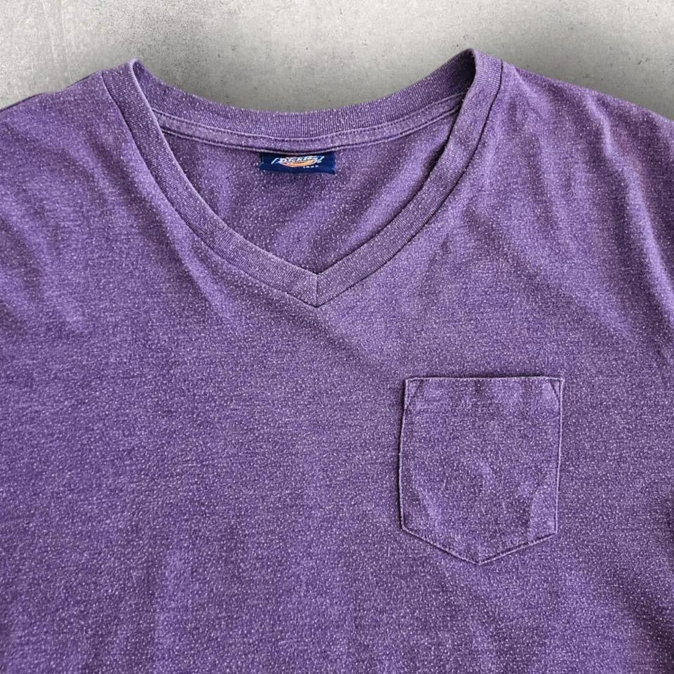 Dickies Purple V-neck Tee - Medium חולצת וי סגולה של Dickies, מידה M