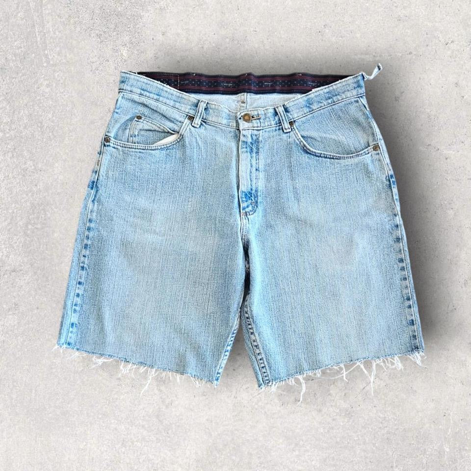 Wrangler blue short jeans size W34 with small stain on backבקגה