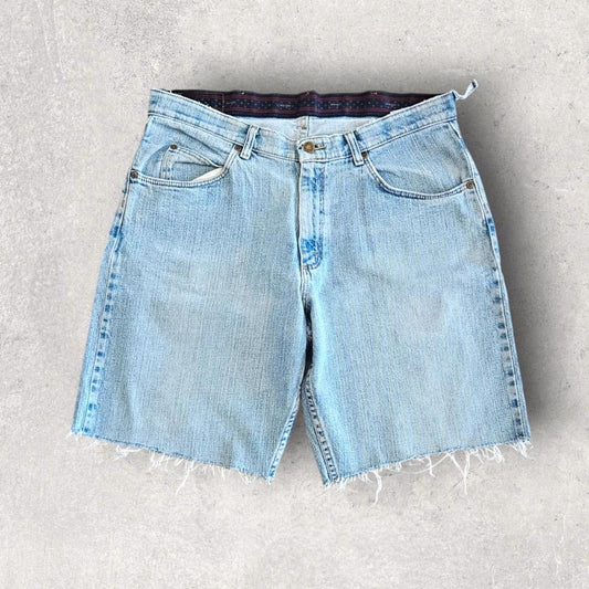 Wrangler blue short jeans size W34 with small stain on backבקגה