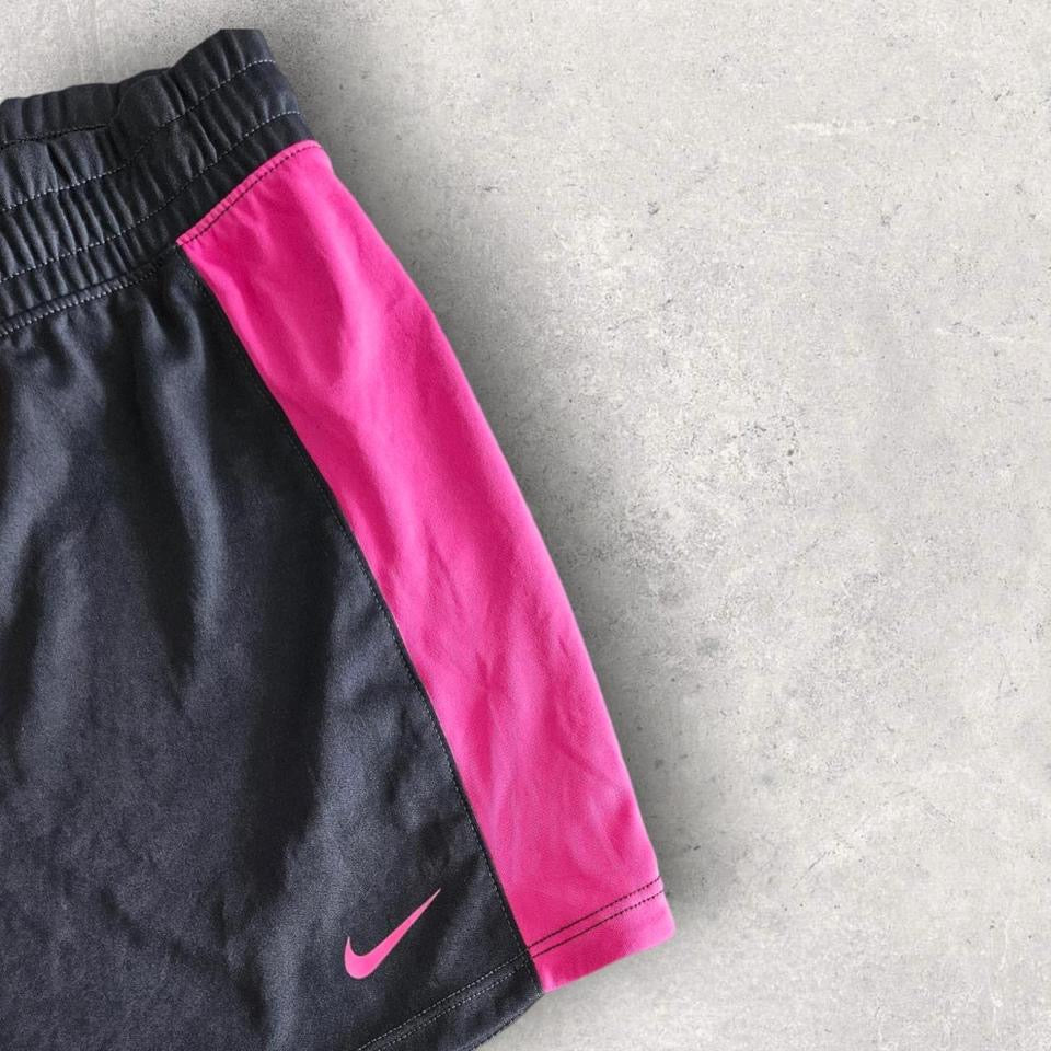 Nike woman’s Sports Shorts בצבע שחור עם ורוד