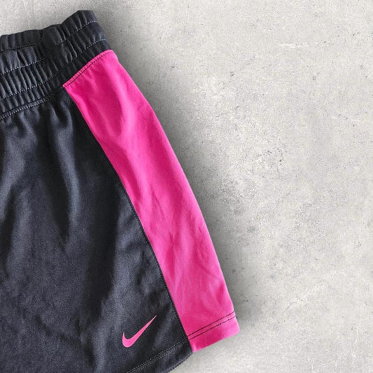 Nike woman’s Sports Shorts בצבע שחור עם ורוד
