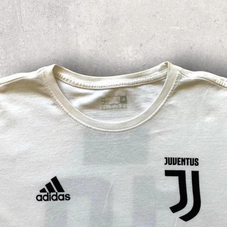 Adidas white juventus T-shirt - Small חולצת טי לבנה של יובנטוס מבית אדידס, מידה S