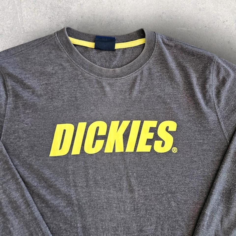 Dickies Yellow logo Long Sleeve Tee - L חולצה ארוכה של דיקיז עם לוגו צהוב, מידה L לגבר