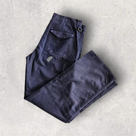 Dickies Navy Double Knee Workwear Pants בצבע כחול נייבי, מידה W34, מותג Dickies, עם חיזוקי ברכיים כפולים וכתמי צבע בגב וקטן מקדימה.        