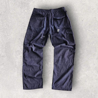 Dickies Navy Double Knee Workwear Pants בצבע כחול נייבי, מידה W34, מותג Dickies, עם חיזוקי ברכיים כפולים וכתמי צבע בגב וקטן מקדימה.        
