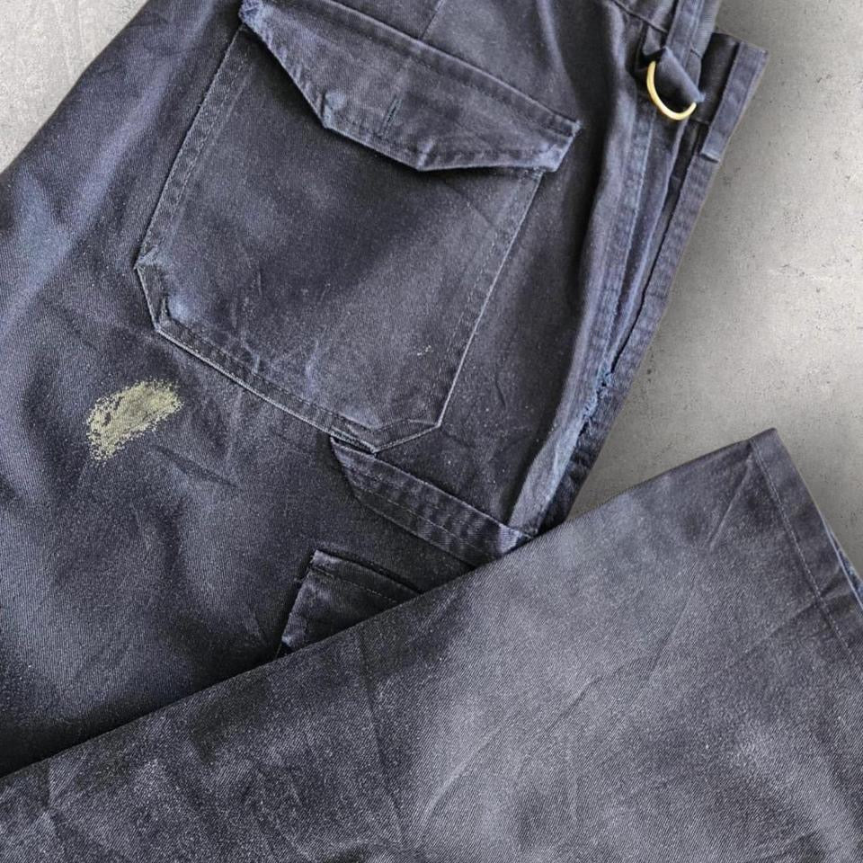 Dickies Navy Double Knee Workwear Pants בצבע כחול נייבי, מידה W34, מותג Dickies, עם חיזוקי ברכיים כפולים וכתמי צבע בגב וקטן מקדימה.         