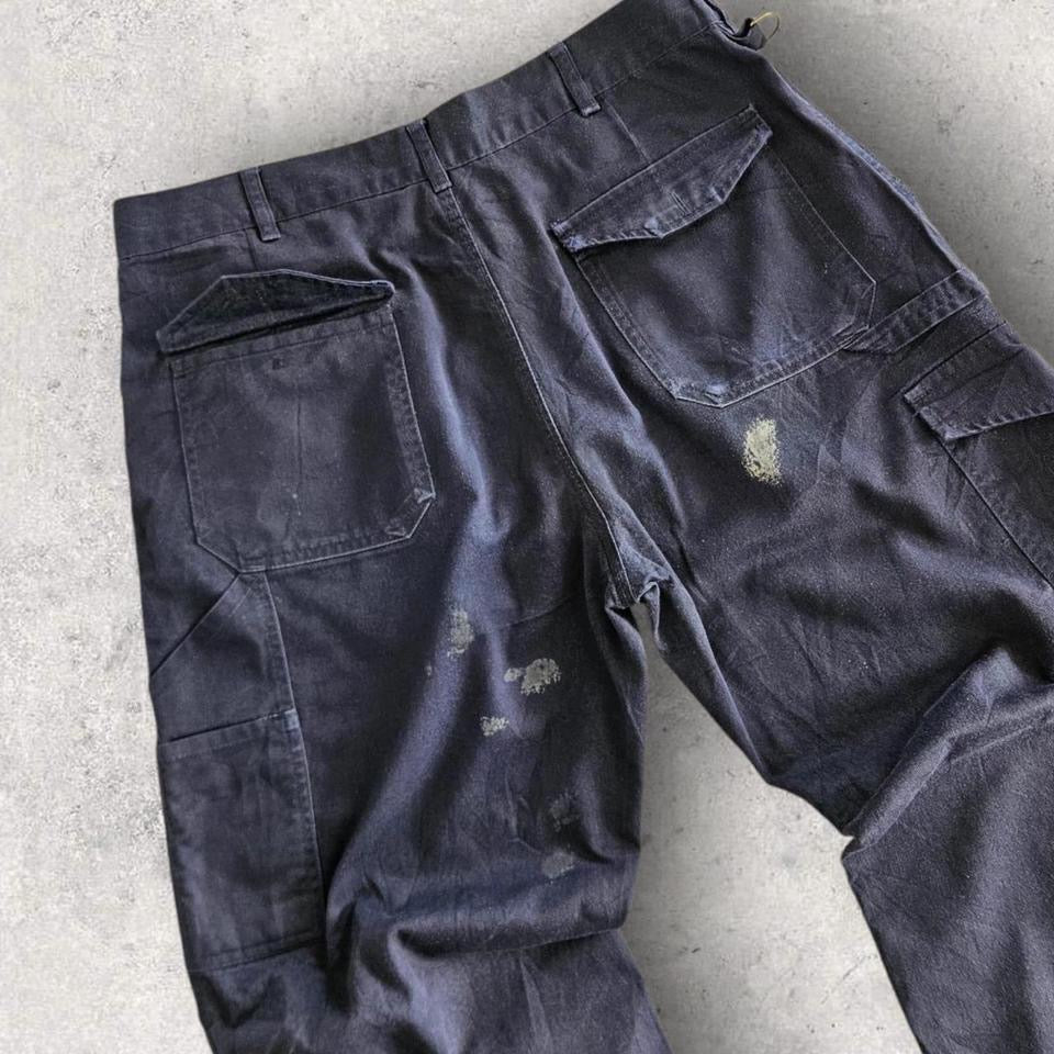 Dickies Navy Double Knee Workwear Pants בצבע כחול נייבי, מידה W34, מותג Dickies, עם חיזוקי ברכיים כפולים וכתמי צבע בגב וקטן מקדימה.          