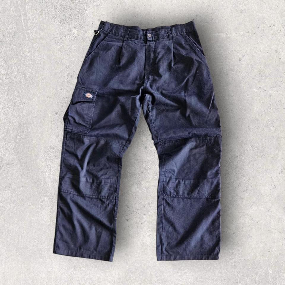 Dickies Navy Double Knee Workwear Pants בצבע כחול נייבי, מידה W34, מותג Dickies, עם חיזוקי ברכיים כפולים וכתמי צבע בגב וקטן מקדימה.        