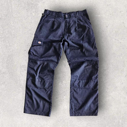 Dickies Navy Double Knee Workwear Pants בצבע כחול נייבי, מידה W34, מותג Dickies, עם חיזוקי ברכיים כפולים וכתמי צבע בגב וקטן מקדימה.        