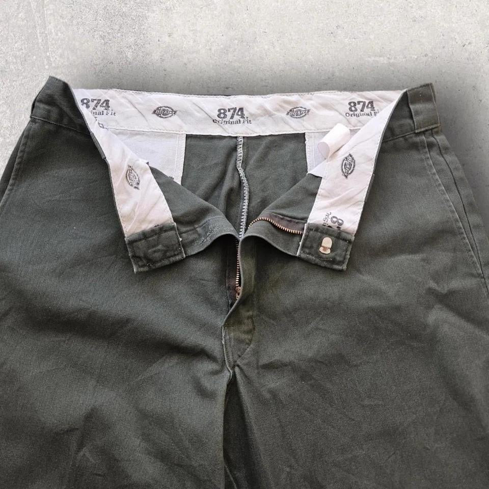 Dickies 874 Green Pants – מכנס עבודה ירוק מקורי של דיקיס במצב טוב עם כתמים קלים. בגדי יד שנייה מהאתר הגדול בישראל
