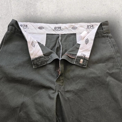 Dickies 874 Green Pants – מכנס עבודה ירוק מקורי של דיקיס במצב טוב עם כתמים קלים. בגדי יד שנייה מהאתר הגדול בישראל