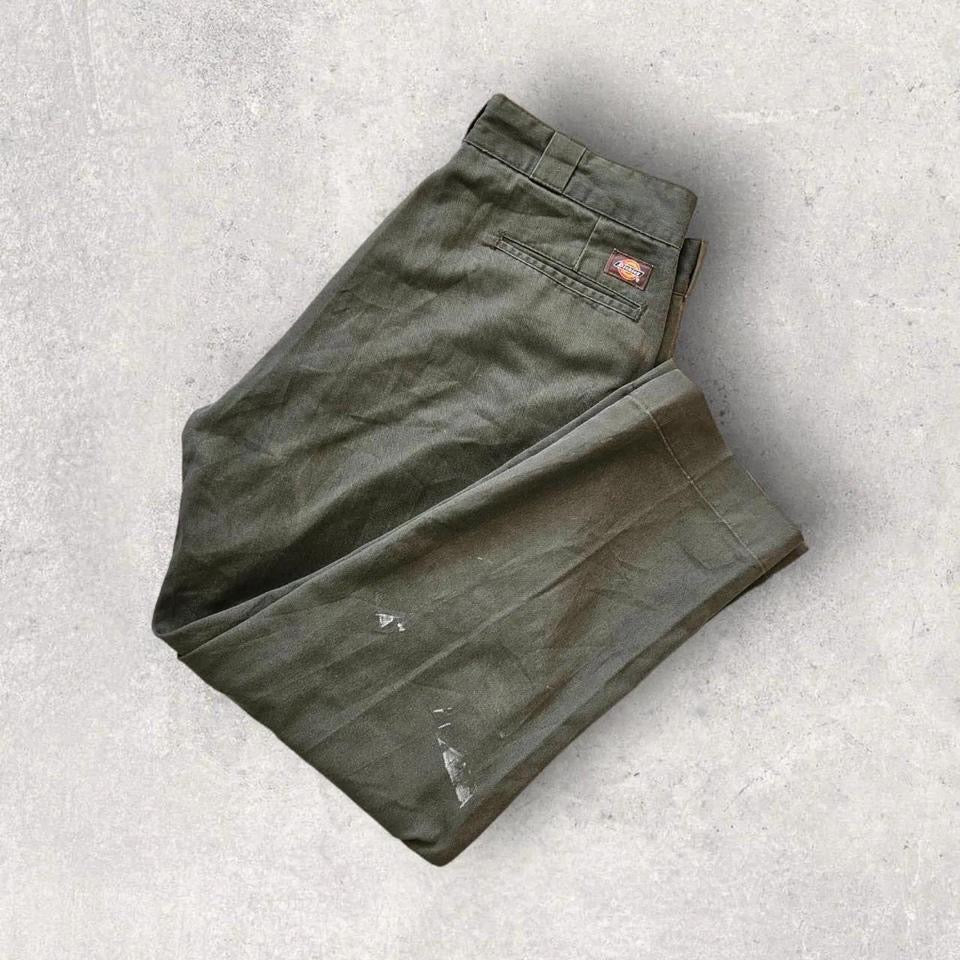 Dickies 874 Green Pants – מכנס עבודה ירוק מקורי של דיקיס במצב טוב עם כתמים קלים. בגדי יד שנייה מהאתר הגדול בישראל