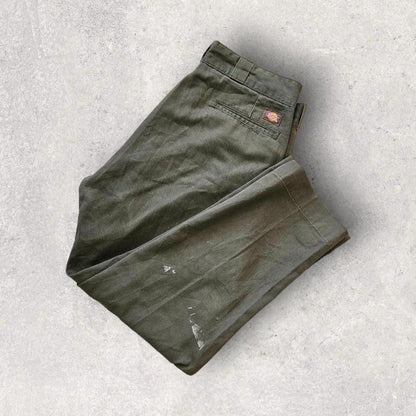 Dickies 874 Green Pants – מכנס עבודה ירוק מקורי של דיקיס במצב טוב עם כתמים קלים. בגדי יד שנייה מהאתר הגדול בישראל