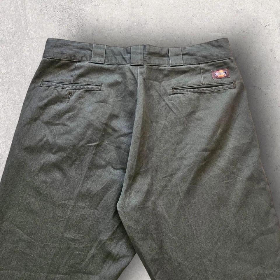 Dickies 874 Green Pants – מכנס עבודה ירוק מקורי של דיקיס במצב טוב עם כתמים קלים. בגדי יד שנייה מהאתר הגדול בישראל