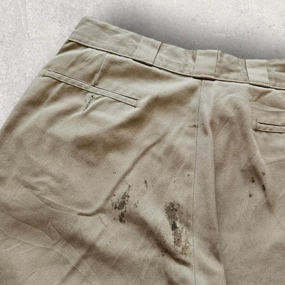 Dickies 874 cream pants in 36x32. Classic vintage workwear style with sturdy build and relaxed fit. Has visible wear, great for streetwear or casual use.