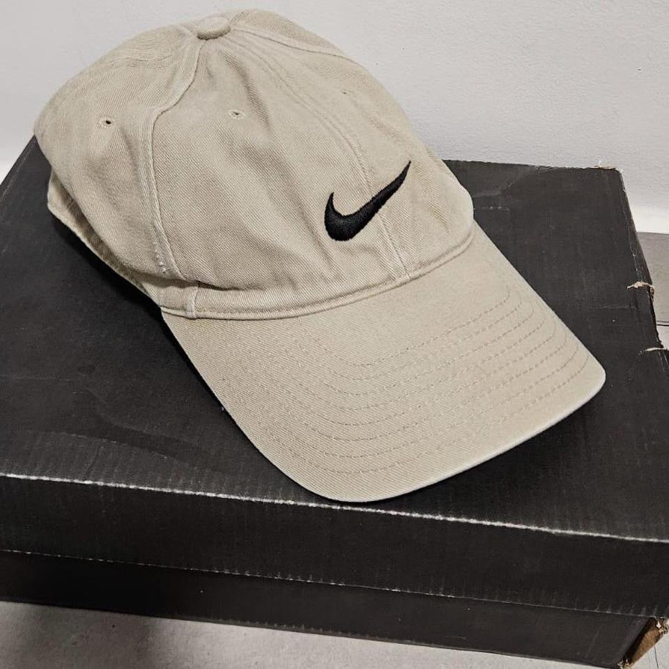 כובע Nike בצבע קרם עם לוגו סוווש