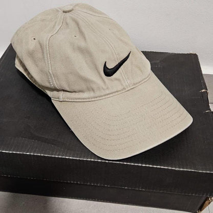כובע Nike בצבע קרם עם לוגו סוווש