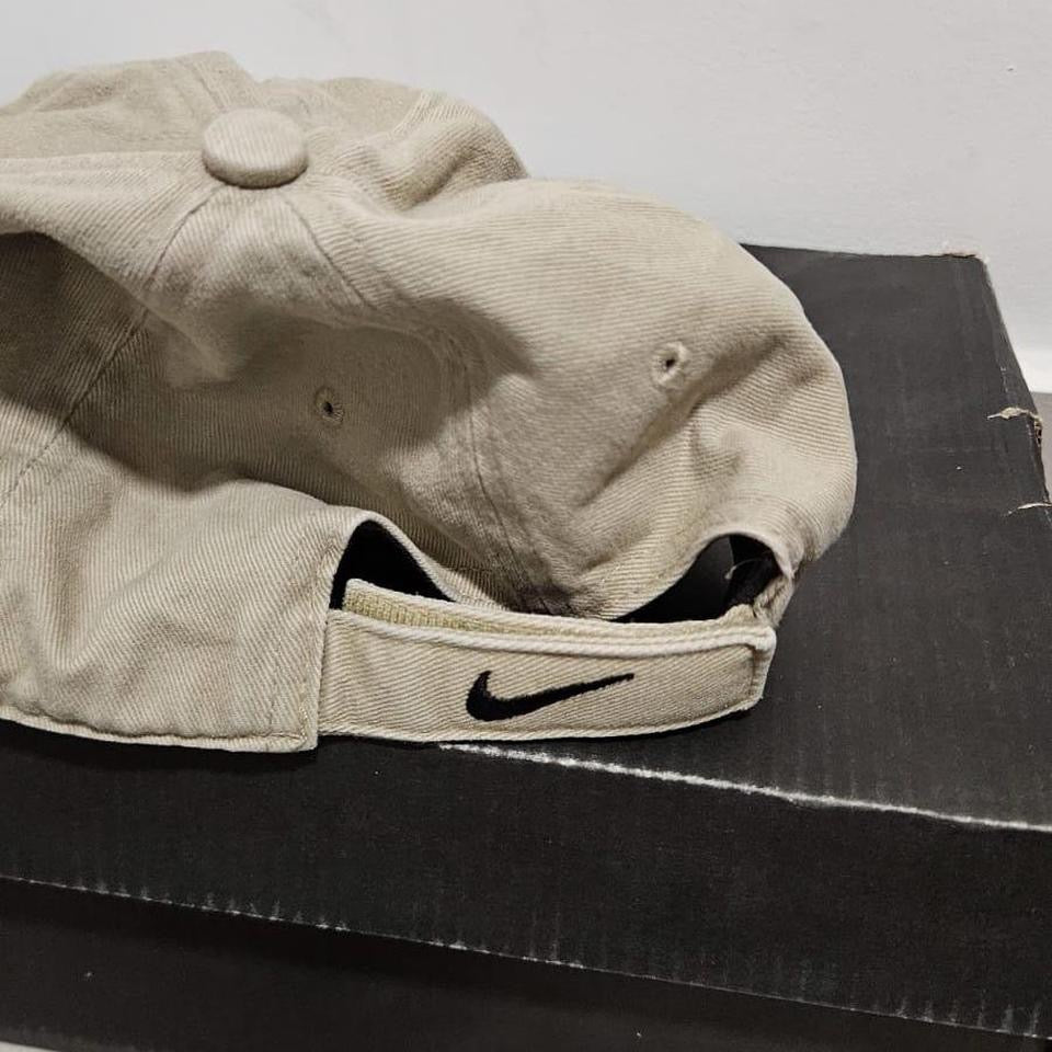 כובע Nike בצבע קרם עם לוגו סוווש