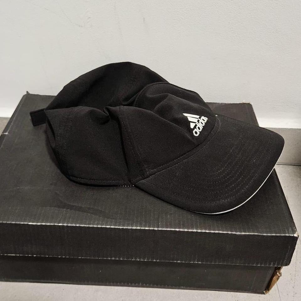 כובע Adidas שחור עם לוגו קדמי