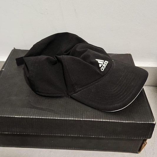 כובע Adidas שחור עם לוגו קדמי