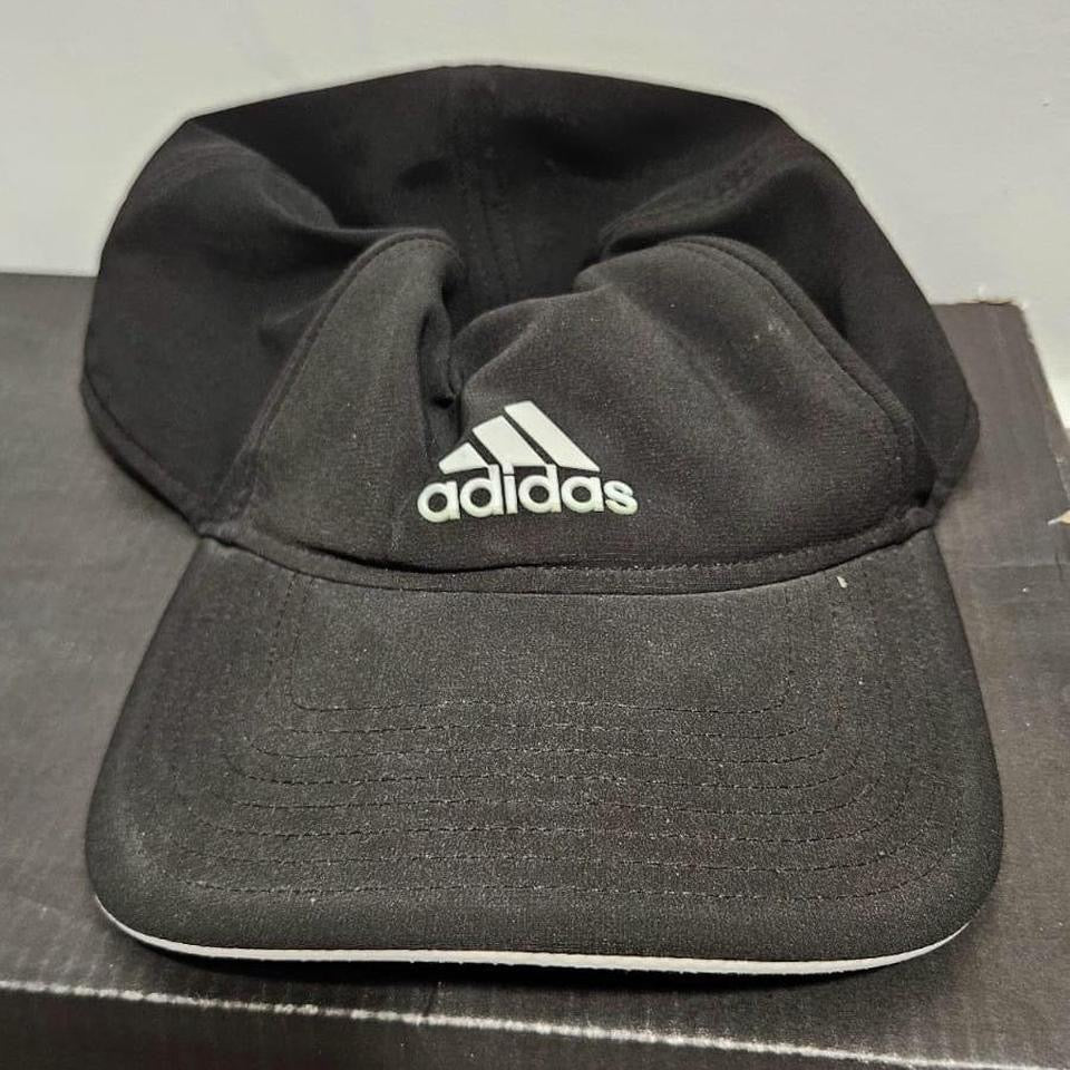 כובע Adidas שחור עם לוגו קדמי