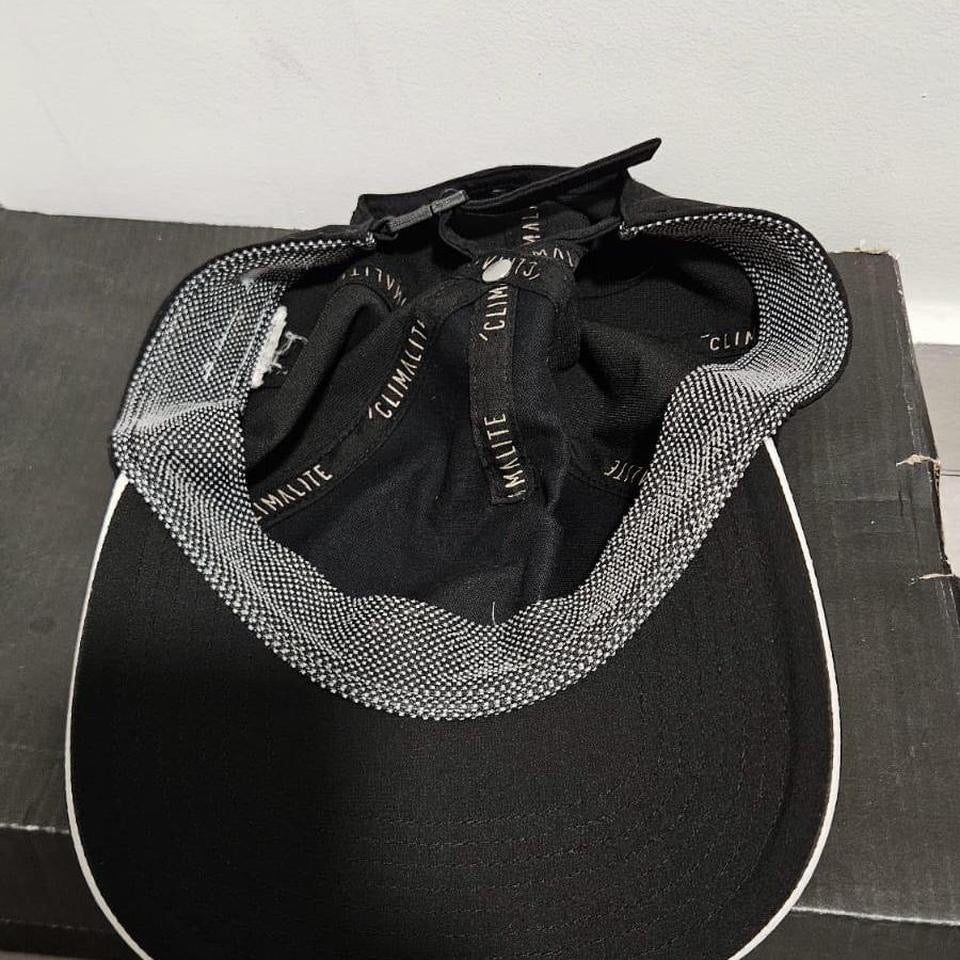 כובע Adidas שחור עם לוגו קדמי