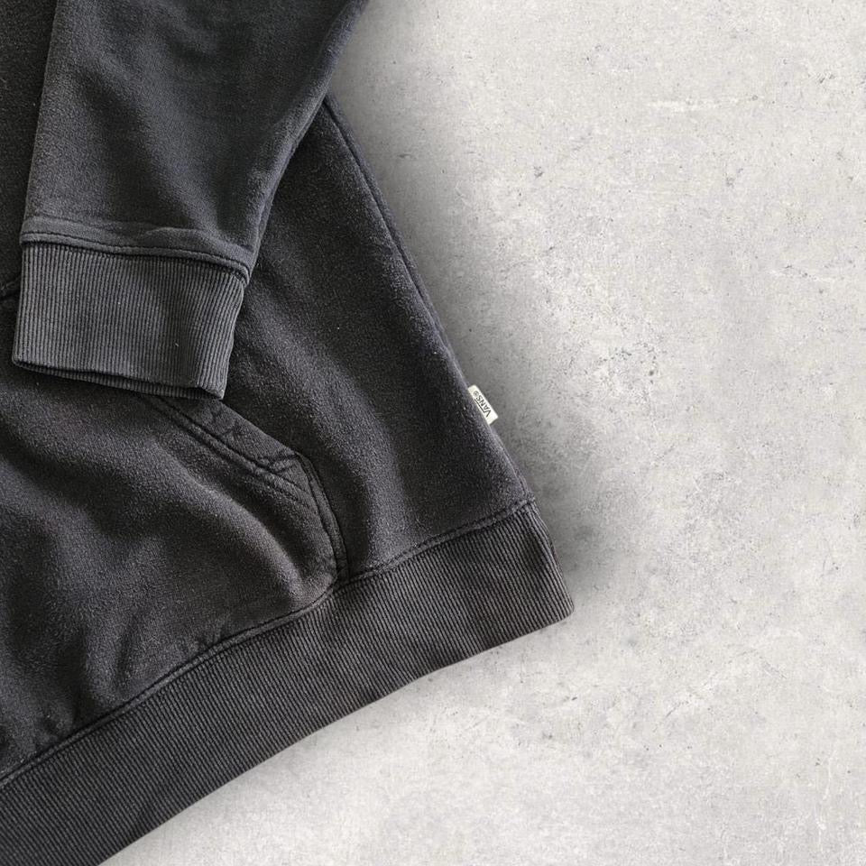 הודי שחור עם גרפיקה של Vans במידה M/L