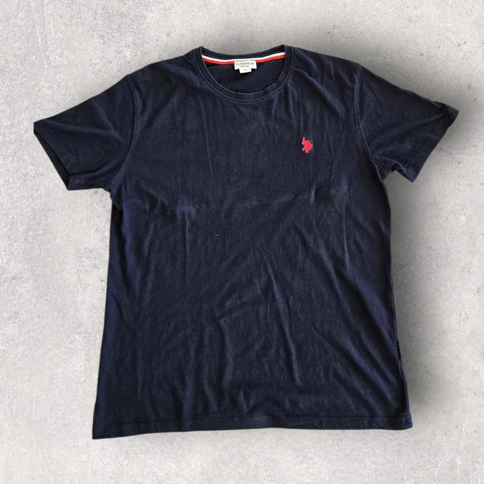 US.Polo ASSN. navy Logo Tee - S US.Polo ASSN. navy Logo Tee - S 70.00 NIS Lizard Vintage Clothes T-Shirts