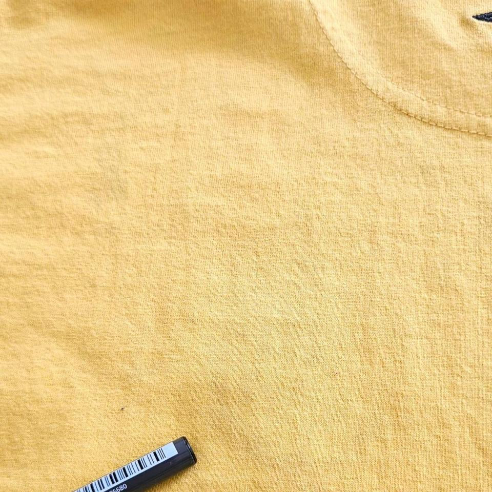 Umbro Vintage V-neck yellow T-shirt - M 55.00 NIS Umbro Vintage V-neck yellow T-shirt - M Lizard Vintage Clothes T-Shirts