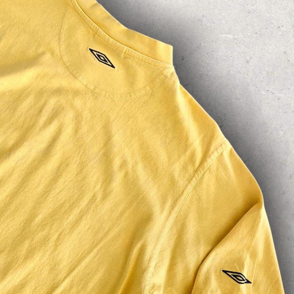 Umbro Vintage V-neck yellow T-shirt - M 55.00 NIS Umbro Vintage V-neck yellow T-shirt - M Lizard Vintage Clothes T-Shirts