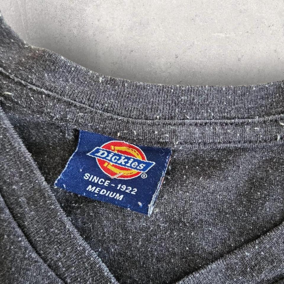 Dickies Grey V-neck T-shirt - M T-Shirts 65.00 NIS Dickies Dickies Grey V-neck T-shirt - M