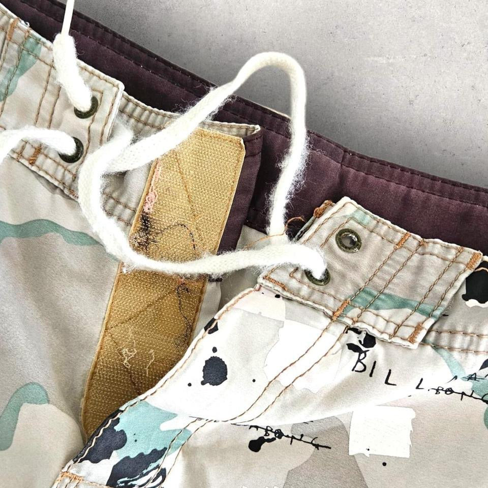 Y2K Billabong Camo Cargo Swimwear Shorts - 30BillabongY2K Billabong Camo Cargo Swimwear Shorts - 30