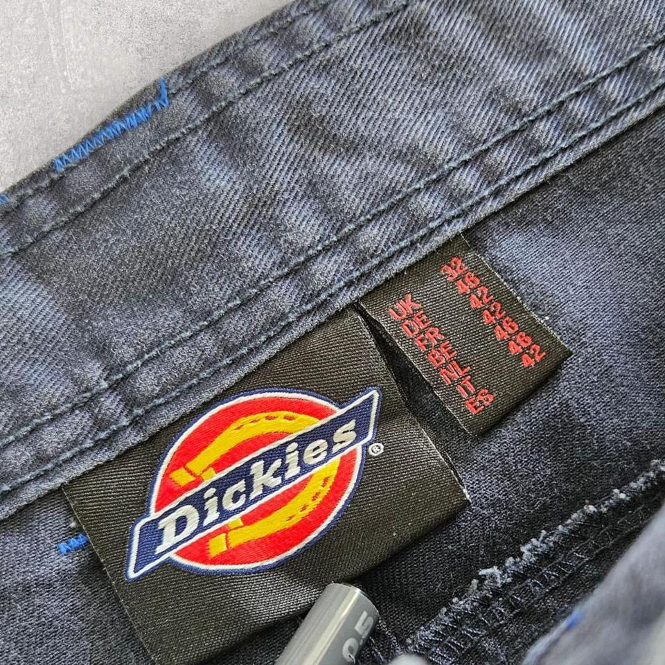 Waist - 82cm (W32)Length - 55cm Has many paint stains on the front and hole on the crouch 8/10 overall condition