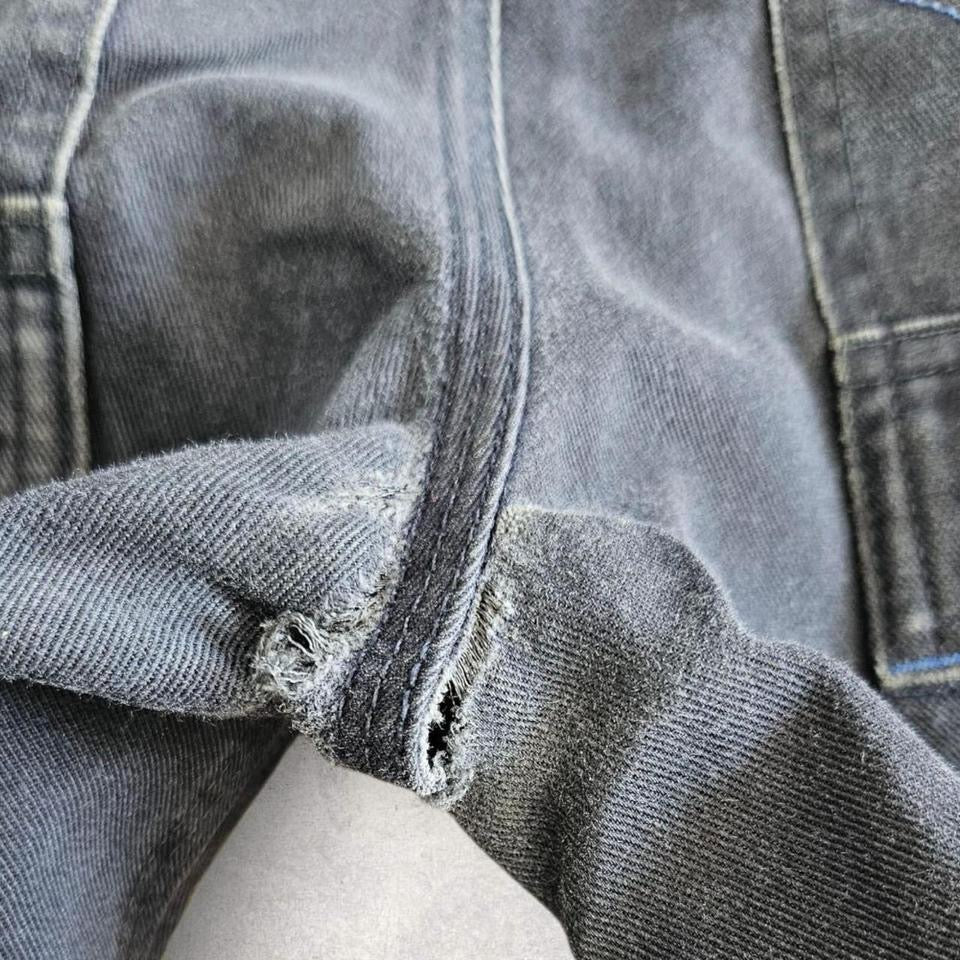 Waist - 82cm (W32)Length - 55cm Has many paint stains on the front and hole on the crouch 8/10 overall condition