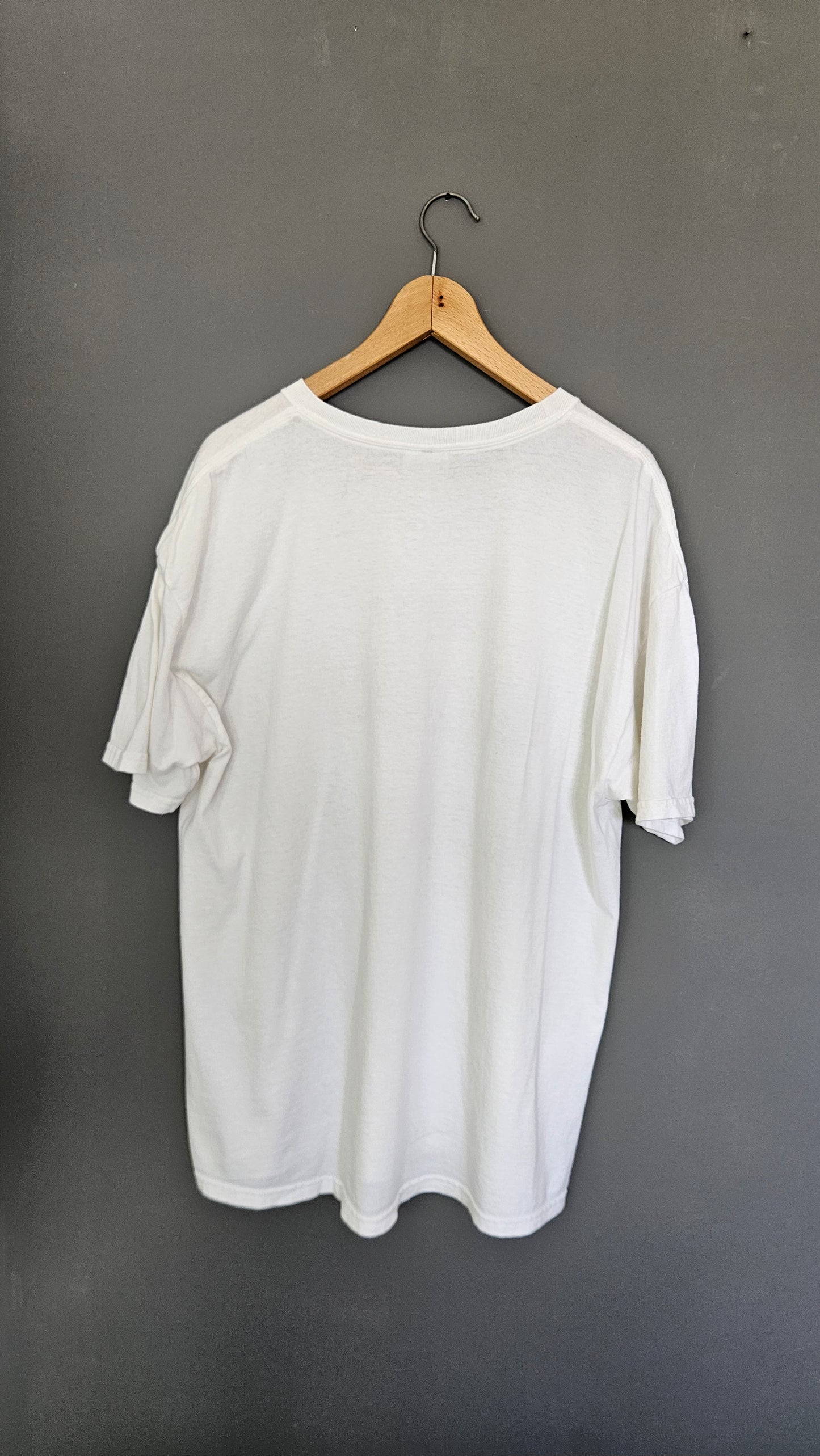 Hanes White Graphic Tshirt - XL חולצת טי גרפית לבנה האיינס וינטג' יד שנייה
