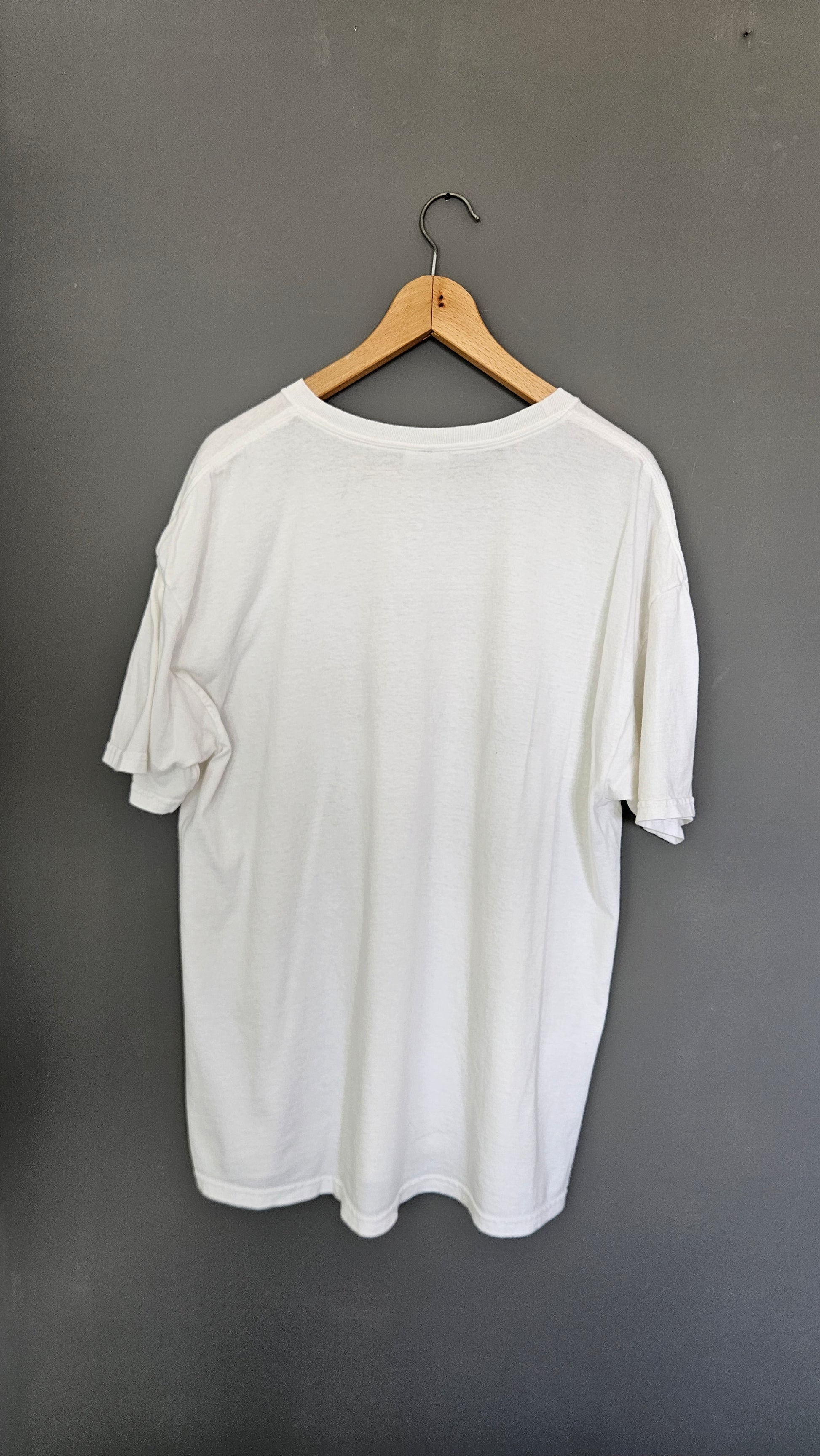Hanes White Graphic Tshirt - XL חולצת טי גרפית לבנה האיינס וינטג' יד שנייה