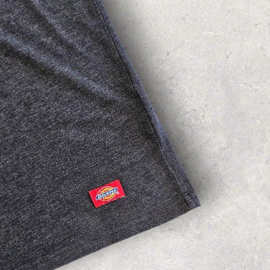Dickies Grey V-Neck Pocket חולצה אפורה וי-נק עם כיס במידה M