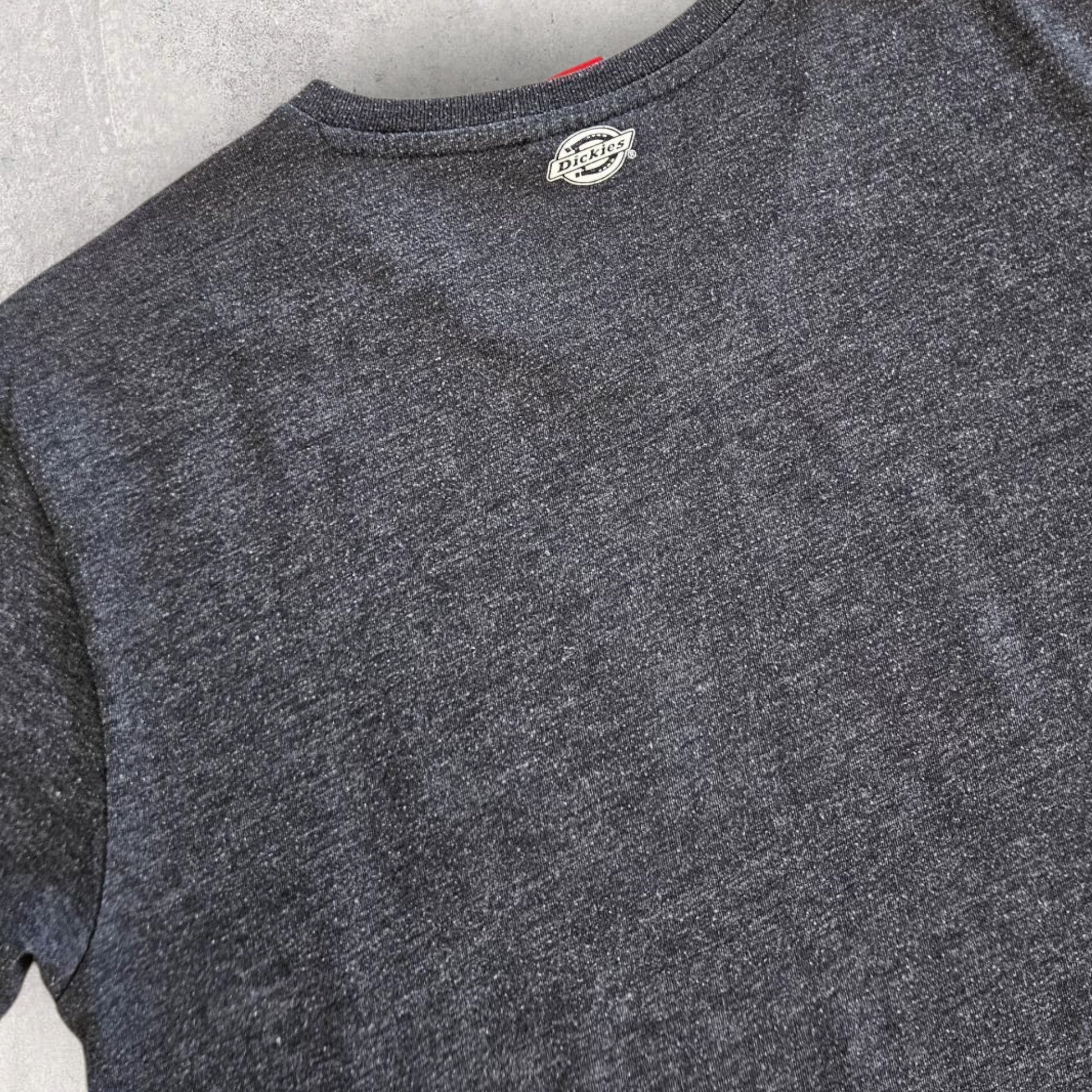 Dickies Grey V-Neck Pocket חולצה אפורה וי-נק עם כיס במידה M