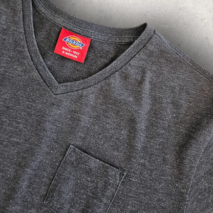 Dickies Grey V-Neck Pocket חולצה אפורה וי-נק עם כיס במידה M